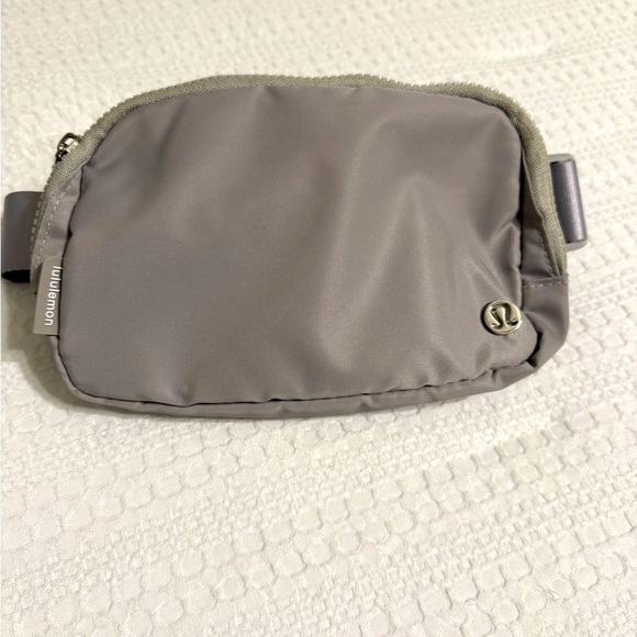 Lululemon Athletica Gray Belt Bag with Adjustable Strap - Picture 2 of 11
